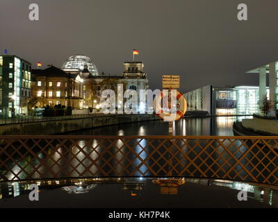 Berlin, Allemagne. 14 novembre 2017. Le bâtiment de l'Association parlementaire allemande (l), l'ancien palais du président du Reichstag, et le bâtiment du Reichstag, légèrement éclairé devant la rive de la Spree à Berlin, Allemagne, le 14 novembre 2017. La CDU, la CSU, le FDP et les Verts entendent présenter publiquement jeudi 16 novembre les résultats de leurs discussions exploratoires concernant une éventuelle coalition "Jamaïque". Crédit : Stefan Jaitner/dpa-Zentralbild/dpa/Alamy Live News Banque D'Images