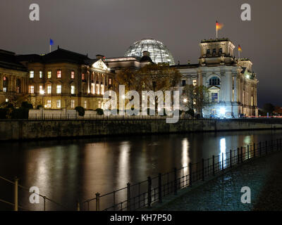 Berlin, Allemagne. 14 novembre 2017. Le bâtiment de l'Association parlementaire allemande (l), l'ancien palais du président du Reichstag, et le bâtiment du Reichstag, légèrement éclairé devant la rive de la Spree à Berlin, Allemagne, le 14 novembre 2017. La CDU, la CSU, le FDP et les Verts entendent présenter publiquement jeudi 16 novembre les résultats de leurs discussions exploratoires concernant une éventuelle coalition "Jamaïque". Crédit : Stefan Jaitner/dpa-Zentralbild/dpa/Alamy Live News Banque D'Images