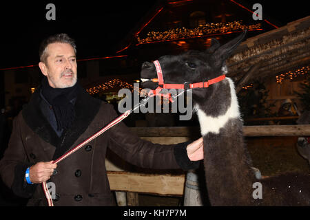 Salzbourg, Autriche. 14 novembre 2017. L'acteur britannique Rupert Everett en tant qu'invité de l'inaguration traditionnelle du marché de Noël au manoir Aiderbichl à Henndorf près de Salzbourg, Autriche, le 14 novembre 2017. Crédit : Ursula Düren/dpa/Alamy Live News Banque D'Images