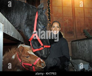 Salzbourg, Autriche. 14 novembre 2017. L'auteur-compositeur-interprète britannique Leona Lewis souriant lors de l'inaguration traditionnelle du marché de Noël au manoir Aiderbichl à Henndorf près de Salzbourg, Autriche, le 14 novembre 2017. Crédit : Ursula Düren/dpa/Alamy Live News Banque D'Images