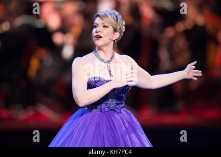 DOSSIER - image de dossier datée du 29 janvier 2016 montrant la mezzo-soprano américaine Joyce DiDonato debout sur scène lors du 11e bal du Semperoper dans le Semperoper à Dresde, Allemagne. Le Prix Haendel 2018 de la ville de Halle sera décerné à la mezzo-soprano américaine Joyce DiDonato. Elle recevra le prix pour ses services exceptionnels à la musique de Haendel. Photo : Sebastian Kahnert/dpa-Zentralbild/dpa Banque D'Images