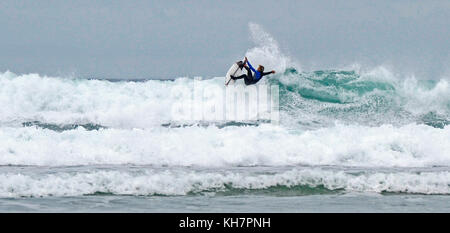 St Ives cornwall uk 15 novembre 2017 - surfers profitez de les vagues au large de godrevy beach près de St Ives en Cornouailles aujourd'hui photographie prise par Simon dack crédit : Simon dack/Alamy live news Banque D'Images