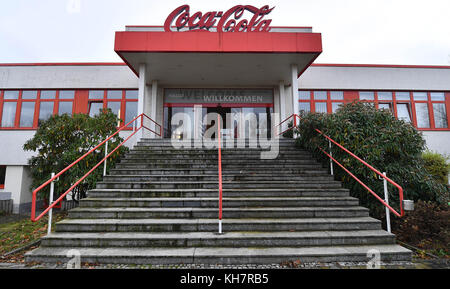 Weimar, Allemagne. 15 novembre 2017. Le site de fabrication de Coca Cola European Partners Germany est visible à Weimar, Allemagne, le 15 novembre 2017. Sous la devise 'Weimar bleibt standhaft - für den Erhalt unserer Arbeitsplaetze BEI Coca-Cola à Weimar' (lit. Weimar reste ferme · pour la préservation de nos lieux de travail à Coca-Cola à Weimar), les employés manifestent le même jour devant l'entreprise. Coca-Cola a annoncé la fin de la production et de l'administration à Weimar début octobre. 178 des 233 lieux de travail sont touchés par la fermeture de l'usine selon le produ des boissons Banque D'Images