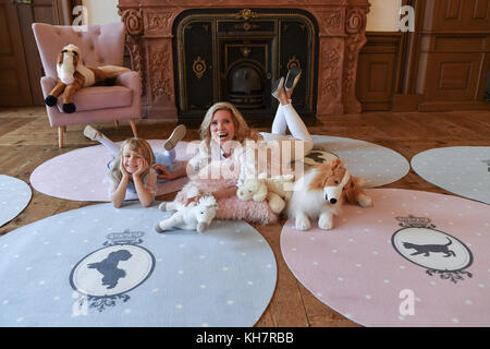 EXKLUSIVE - Maja princesse von Hohenzollern vue lors d'une séance photo pour sa collection de tapis végétalien 'Royal Collection' avec neuf lignes de design différentes à Bad Arolsen, Allemagne, 07 novembre 2017. Maja von Hohenzollern est végétalienne et militante des droits des animaux, donc la collection est végétalienne et sans cruauté. Les lignes sont appelées 'Noir et Blanc' avec un motif d'échecs, 'Spirituals' avec des mandalas qui doivent être des tapis de yoga, une collection pour enfants avec des pois, des chiots, des chats et des dessins rétro. La collection sera présentée pour la première fois au salon des revêtements de sol « Domotex » à Hanovre le 12 janvier 2018. Banque D'Images