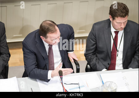 Stockholm, Suède, 15 novembre 2017. Consultation publique avec la commission des affaires de l'UE. Le Premier ministre Stefan Lofven (S), (à gauche), Suède, informe sur le prochain Sommet social pour des emplois et une croissance équitables qui se tiendra à Göteborg du 17 au 22 novembre 2017. Crédit : Barbro Bergfeldt/Alay Live News Banque D'Images