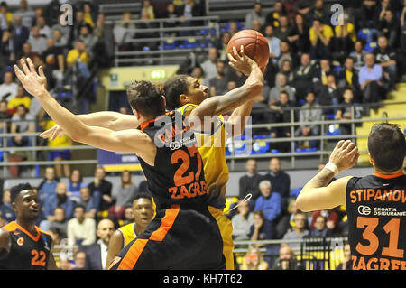 Turin, Italie. 15, novembre 2017. deron washington (fiat auxilium torino) pendant l'Eurocup 2017/18 match de basket-ball entre fiat auxilium torino vs Cedevita Zagreb au palaruffini sur15 novembre, 2017 à Turin, Italie. crédit : fabio annemasse/Alamy live news Banque D'Images