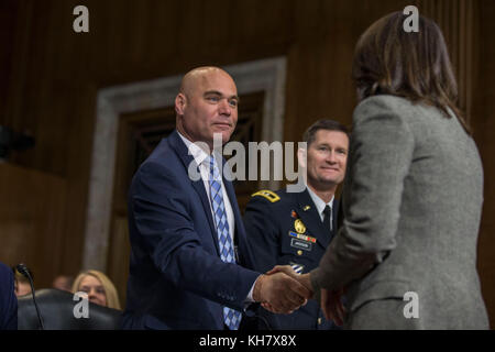 Le secrétaire adjoint, Office of Electricity Delivery and Energy Reliability, U.S. Department of Energy, Bruce Walker, à gauche, accueille la sénatrice des États-Unis Maria Cantwell, démocrate de Washington, avant une audience devant le Comité sénatorial de l’énergie et des ressources naturelles des États-Unis pour examiner les efforts de récupération des ouragans à Porto Rico et dans les îles Vierges américaines sur Capitol Hill à Washington, DC, le 14 novembre 2017. Crédit : Alex Edelman/CNP photo : Alex Edelman/Consolidated/dpa Banque D'Images