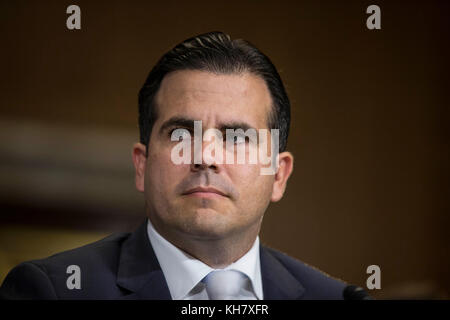 Washington, États-Unis. 14 novembre 2017. Le gouverneur du Commonwealth de Porto Rico, Ricardo Rosselló Nevares, témoigne devant le Comité sénatorial de l’énergie et des ressources naturelles des États-Unis pour examiner les efforts de relèvement des ouragans à Porto Rico et dans les îles Vierges américaines sur Capitol Hill à Washington, DC le 14 novembre 2017. Crédit : Alex Edelman/CNP crédit : Alex Edelman/Consolidated/dpa/Alamy Live News Banque D'Images