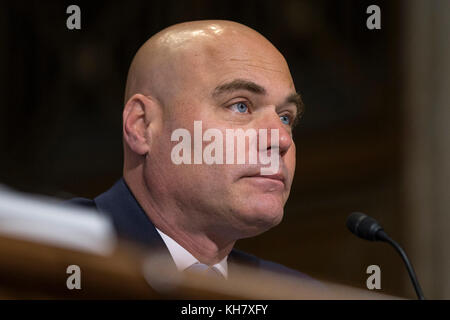 Washington, États-Unis. 14 novembre 2017. Secrétaire adjoint, Office of Electricity Delivery and Energy Reliability, U.S. Department of Energy, Bruce Walker, lors d’une audience devant le Comité sénatorial de l’énergie et des ressources naturelles des États-Unis, pour examiner les efforts de récupération des ouragans à Porto Rico et dans les îles Vierges américaines sur Capitol Hill à Washington, DC, le 14 novembre 2017. Crédit : Alex Edelman/CNP crédit : Alex Edelman/Consolidated/dpa/Alamy Live News Banque D'Images