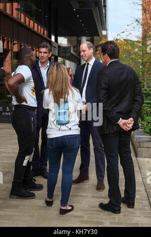 Londres, Royaume-Uni. 16 novembre 2017.Le duc de Cambridge arrive au QG de Google à King's Cross à lancer un groupe de travail national d'action visant à faire face à cyberbulliyng. Crédit : Claire Doherty/Alamy Live News Banque D'Images