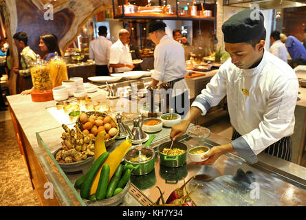 Colombo, Sri Lanka. 16 nov, 2017 Sri lanka.chefs préparer la nourriture à l'hôtel Shangri-la à Colombo le 16 novembre 2017. crédit : Pradeep dambarage/Alamy live news Banque D'Images