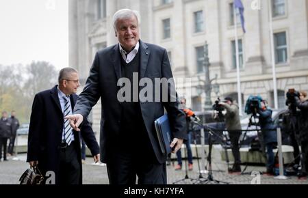 Berlin, Allemagne. 16 novembre 2017. Le premier ministre bavarois Horst Seehofer arrive aux pourparlers exploratoires pour la coalition dite «Jamaïque» entre la CDU/CSU, le FDP et les Verts de la Société parlementaire allemande à Berlin, en Allemagne, le 16 novembre 2017. Crédit : dpa Picture alliance/Alamy Live News Banque D'Images