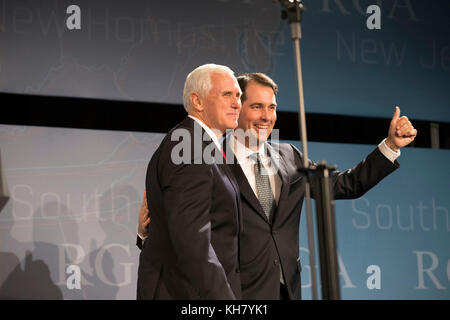 Austin, Texas États-Unis 15 novembre 2017 : le vice-président Mike Pence pose avec Wisconsin Gov. Scott Walker lors de son discours à la réunion annuelle de l'Assemblée des gouverneurs républicains (RGA), exhortant les gouverneurs des États-Unis à soutenir le programme de réforme fiscale du président Donald Trump. Pence a également reçu une mise à jour sur les efforts de reprise après un ouragan. Crédit : Bob Daemmrich/Alay Live News Banque D'Images