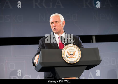 Austin, Texas États-Unis 15 novembre 2017 : le vice-président Mike Pence prend la parole à la réunion annuelle de l'Assemblée des gouverneurs républicains (RGA), exhortant les gouverneurs des États-Unis à soutenir le programme de réforme fiscale du président Donald Trump. Pence a également reçu une mise à jour sur les efforts de reprise après un ouragan. Crédit : Bob Daemmrich/Alay Live News Banque D'Images