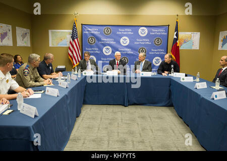 Austin, États-Unis. 15 novembre 2017. Le vice-président américain Mike Pence (au centre) visite le bureau régional de l'Agence fédérale de gestion des urgences (FEMA) au Texas avec Energy SecY. Rick Perry (à gauche) pour une mise à jour sur la reprise de l'ouragan Harvey de Texas Gov. Greg Abbott (à droite). Crédit : Bob Daemmrich/Alay Live News Banque D'Images
