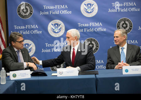 Austin, États-Unis. 15 novembre 2017. Le vice-président américain Mike Pence (au centre) visite le bureau régional de l'Agence fédérale de gestion des urgences (FEMA) au Texas avec Energy SecY. Rick Perry (à gauche) pour une mise à jour sur la reprise de l'ouragan Harvey de Texas Gov. Greg Abbott (à droite). Crédit : Bob Daemmrich/Alay Live News Banque D'Images