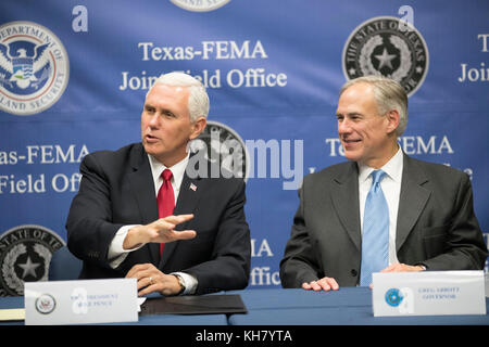 Austin, États-Unis. 15 novembre 2017. Le vice-président américain Mike Pence (à gauche) visite le bureau régional de la Federal Emergency Management Agency (FEMA) au Texas pour une mise à jour sur la reprise de l'ouragan Harvey de Texas Gov. Greg Abbott. Crédit : Bob Daemmrich/Alay Live News Banque D'Images