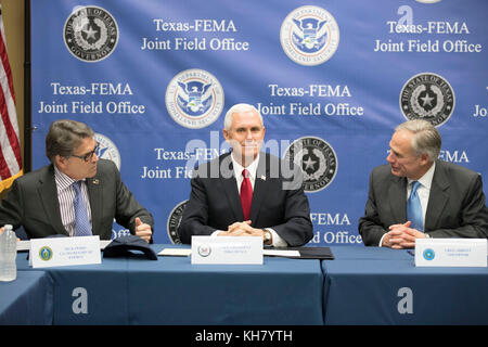 Austin, États-Unis. 15 novembre 2017. Le vice-président américain Mike Pence (au centre) visite le bureau régional de l'Agence fédérale de gestion des urgences (FEMA) au Texas avec Energy SecY. Rick Perry (à gauche) pour une mise à jour sur la reprise de l'ouragan Harvey de Texas Gov. Greg Abbott (à droite). Crédit : Bob Daemmrich/Alay Live News Banque D'Images