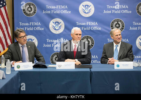Austin, États-Unis. 15 novembre 2017. Le vice-président américain Mike Pence (au centre) visite le bureau régional de l'Agence fédérale de gestion des urgences (FEMA) au Texas avec Energy SecY. Rick Perry (à gauche) pour une mise à jour sur la reprise de l'ouragan Harvey de Texas Gov. Greg Abbott (à droite). Crédit : Bob Daemmrich/Alay Live News Banque D'Images