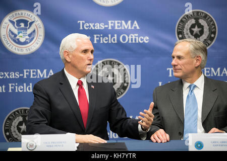 Austin, États-Unis. 15 novembre 2017. Le vice-président américain Mike Pence (à gauche) visite le bureau régional de la Federal Emergency Management Agency (FEMA) au Texas pour une mise à jour sur la reprise de l'ouragan Harvey de Texas Gov. Greg Abbott. Crédit : Bob Daemmrich/Alay Live News Banque D'Images