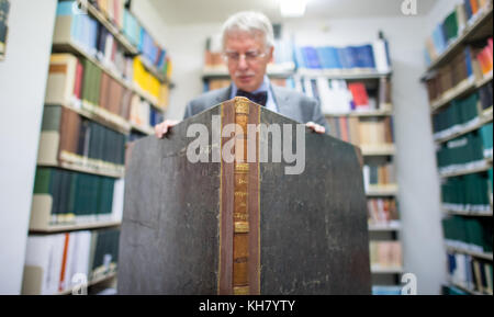 Muenster, Allemagne. 16 novembre 2017. L'ancien professeur d'égyptologie Erhart Graefe présente le grand livre 'Description de l'Égypte' à Muenster, Allemagne, le 16 novembre 2017. Il n'existe que quelques versions de ce livre dans le monde entier, caractérisé par sa taille de 1,65 mètres de hauteur et 1,30 mètres de largeur. L'empereur français Napoléon Bonaparte en ordonna la production, c'est-à-dire la donner en cadeau aux maisons royales et aux chefs d'État. Crédit : Guido Kirchner/dpa/Alamy Live News Banque D'Images