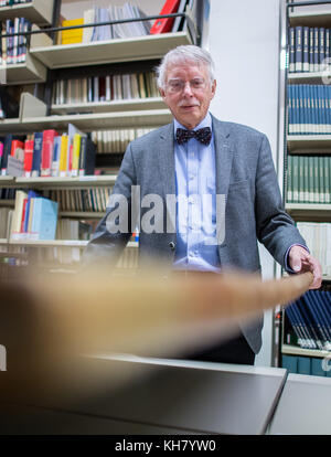 Muenster, Allemagne. 16 novembre 2017. L'ancien professeur d'égyptologie Erhart Graefe présente le grand livre 'Description de l'Égypte' à Muenster, Allemagne, le 16 novembre 2017. Il n'existe que quelques versions de ce livre dans le monde entier, caractérisé par sa taille de 1,65 mètres de hauteur et 1,30 mètres de largeur. L'empereur français Napoléon Bonaparte en ordonna la production, c'est-à-dire la donner en cadeau aux maisons royales et aux chefs d'État. Crédit : Guido Kirchner/dpa/Alamy Live News Banque D'Images