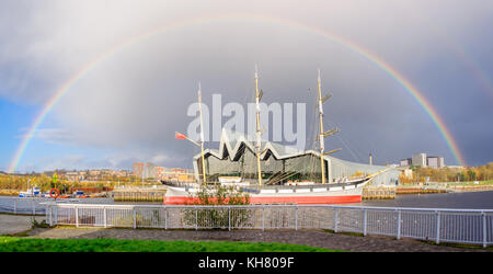 Glasgow, Ecosse, Royaume-Uni. Le 16 novembre, 2017. Météo britannique. Un arc-en-ciel apparaît sur le Riverside Museum et Tall Ship Glenlee sur les rives de la rivière Clyde, par un beau jour ensoleillé avec des averses fréquentes et intervalles Credit : Skully/Alamy Live News Banque D'Images