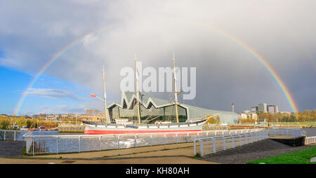 Glasgow, Ecosse, Royaume-Uni. Le 16 novembre, 2017. Météo britannique. Un arc-en-ciel apparaît sur le Riverside Museum et Tall Ship Glenlee sur les rives de la rivière Clyde, par un beau jour ensoleillé avec des averses fréquentes et intervalles Credit : Skully/Alamy Live News Banque D'Images