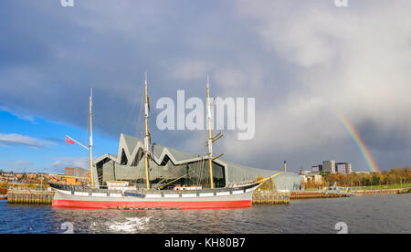 Glasgow, Ecosse, Royaume-Uni. Le 16 novembre, 2017. Météo britannique. Un arc-en-ciel apparaît sur le Riverside Museum et Tall Ship Glenlee sur les rives de la rivière Clyde, par un beau jour ensoleillé avec des averses fréquentes et intervalles Credit : Skully/Alamy Live News Banque D'Images