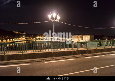 Pont Neuf et quai de la Bourse illuminée la nuit, depuis le Pont St Pierre, Garonne, Toulouse, Haute-Garonne, Occitanie, France Banque D'Images