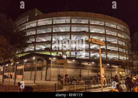 Rampe en spirale, Carmes Parking parking brutaliste, 1963-1964 par Candilis, Josic et Woods, place des Carmes, Toulouse, Haute-Garonne, Occitanie, France Banque D'Images