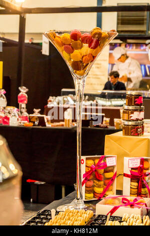 Bonbons artisanaux dans un verre à martini géant Afficher , Salon Chocolat et gourmandises, Toulouse, Occitanie, France Banque D'Images