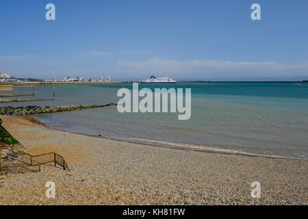 Dover, Kent, UK - Août 17, 2017:Dover Beach et port avec départ de ferry. Coup d'été de la plage. Banque D'Images