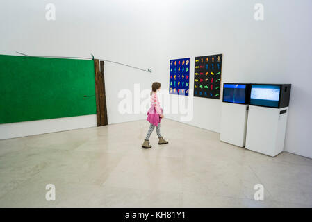 Naples. L'Italie. MADRE Museo d'Arte Contemporanea Donnaregina, musée d'art contemporain, à la recherche de l'enfant dans les pièces. Banque D'Images