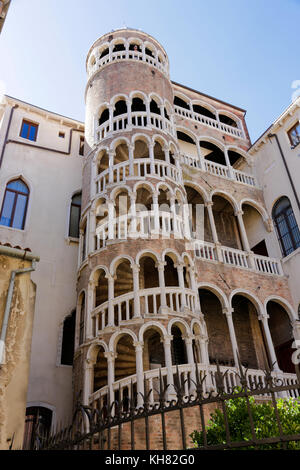 Venise, Italie : architecture historique et façades colorées avec des monuments, dans des jours d'été avec ciel bleu Banque D'Images