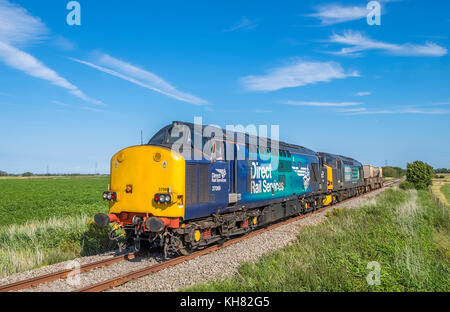 Services ferroviaires directes 37069 & 37602 midley approche Crossing sur la branche dormeur avec 6m95 de la centrale nucléaire de Dungeness crewe fiole train. Banque D'Images