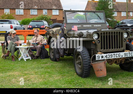 Une guerre mondiale, LA DEUXIÈME GUERRE MONDIALE, Willys Jeep sur l'affichage d'un champ, avec les propriétaires habillés en tenue militaire. Appledore, Kent Banque D'Images