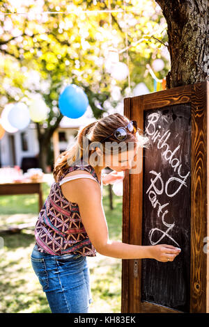 Fête de famille ou une garden-party à l'extérieur dans la cour. Banque D'Images