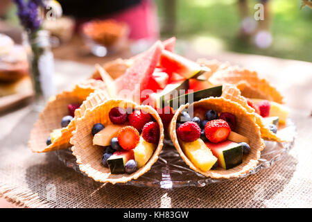 Set de table pour une réception ou une fête à l'extérieur. Banque D'Images