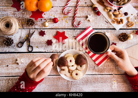 Composition de noël sur un fond de bois. Banque D'Images