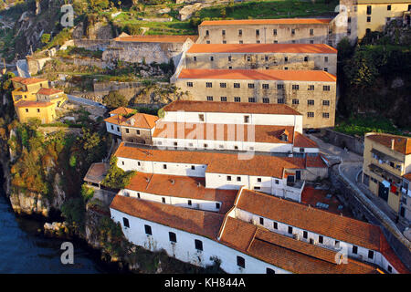 Vila Nova de Gaia ancienne cave à vins sur la banque du fleuve Douro, Porto, Portugal Banque D'Images