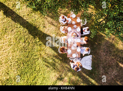 Réception de mariage à l'extérieur dans la cour. Banque D'Images