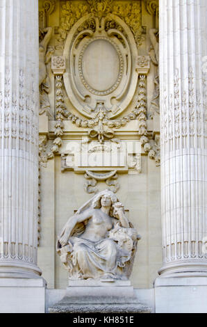 Paris, France. Grand Palais des Champs-Élysées : façade détail. Statue Banque D'Images