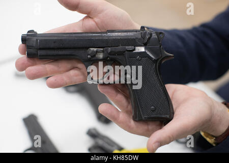 Armes à feu au quartier général de la police des West Midlands police Lloyd House, Birmingham, après que Ray Wilkinson a été invité à remettre une cache d'armes appartenant à son oncle tardif à la suite de la publicité entourant le lancement de la remise nationale d'armes à feu. Banque D'Images