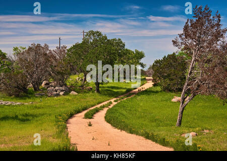 Chemin de terre à ranch à Willow City Loop dans Hill Country près de Fredericksburg, Texas, États-Unis Banque D'Images