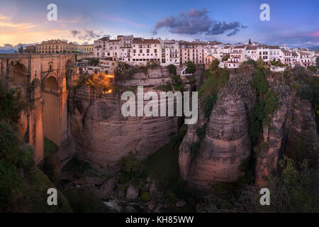 RONDA, ESPAGNE - 23 NOVEMBRE 2016 : Panorama du pont Puente Nuevo à Ronda, Espagne. Le Puente Nuevo est la plus récente et la plus grande des trois ponts qui sp Banque D'Images