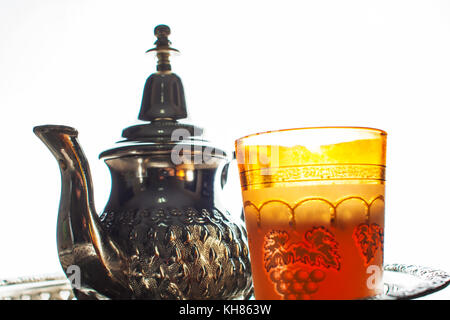 Close up d'un pot de thé marocain et verre Banque D'Images