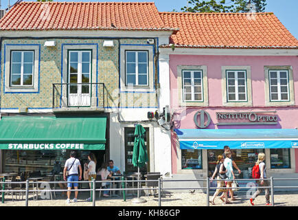 Les gens marchant dans une rue de Lisbonne, Portugal Banque D'Images