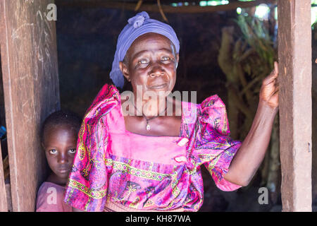 Une vieille femme ougandaise dans un costume ougandais ('Gomesi Busuuti' ou '') caractéristique pour les tribus de la Martinique et Buganda. Banque D'Images