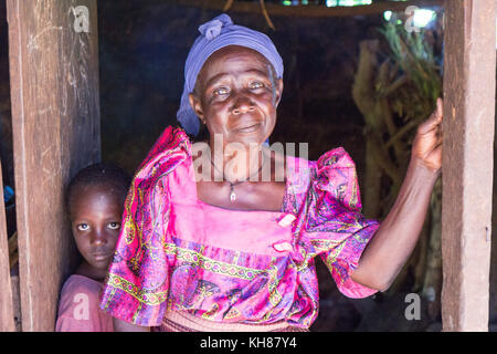 Une vieille femme ougandaise dans un costume ougandais ('Gomesi Busuuti' ou '') caractéristique pour les tribus de la Martinique et Buganda. Banque D'Images